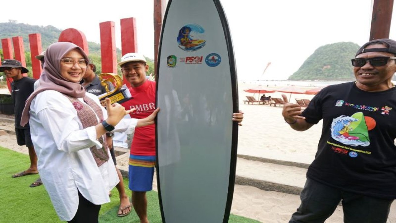 Bupati Banyuwangi Ipuk Fiestiandani menyerahkan hadia kepada peselancar dalam even Red Island Gandrung Surf Competition di Pantai Pulau Merah Banyuwangi, Jawa Timur. Minggu (27/8/2023) ANTARA/HO-Humas Pemkab Banyuwangi