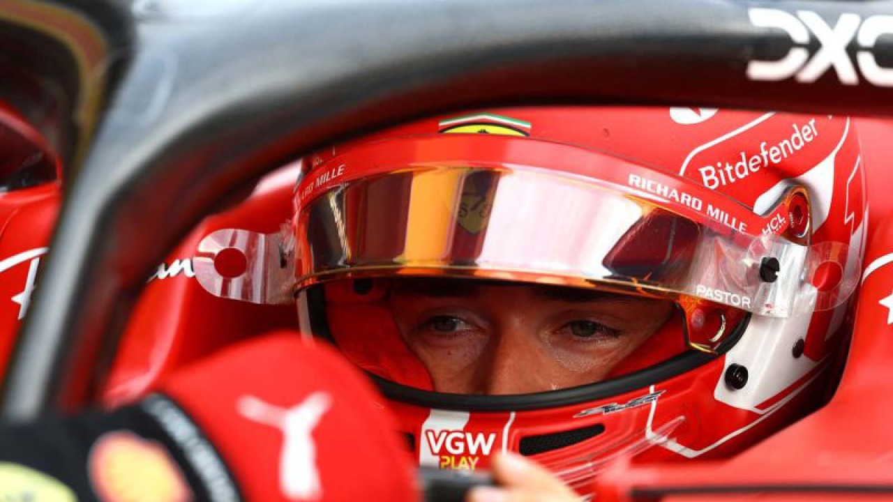 Pembalap Ferrari Charles Leclerc bersiap saat sesi kualifikasi balapan F1 GP Hungaria di sirkuit Hungaroring, Budapest, Hungaria (21/7/2023). ANTARA FOTO/REUTERS/Bernadett Szabo/aww.