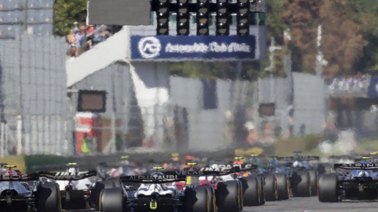 Pembalap memacu mobilnya dalam laga balap F1 GP Italia di Autodromo Nazionale Monza, Monza, Italia, Minggu (11/9/2022). ANTARA FOTO/REUTERS/Ciro De Luca/Pool/foc.
