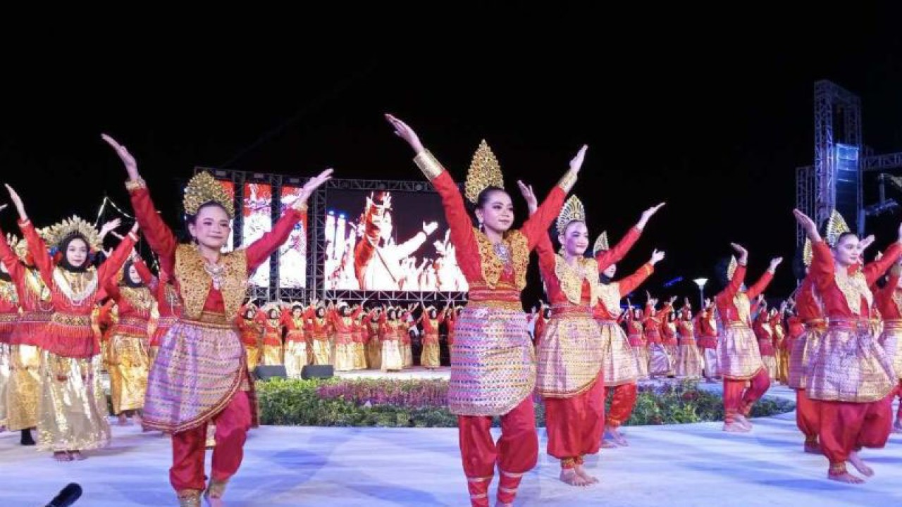Puluhan siswa SMA Negeri 10 saat tampil di event F8 Makassar mementaskan kesenian tradisional dari berbagai daerah di Indonesia memukau pengunjung di anjungan Pantai Losari Makassar, Kamis (24/8/2023). ANTARA/Muh Hasanuddin
