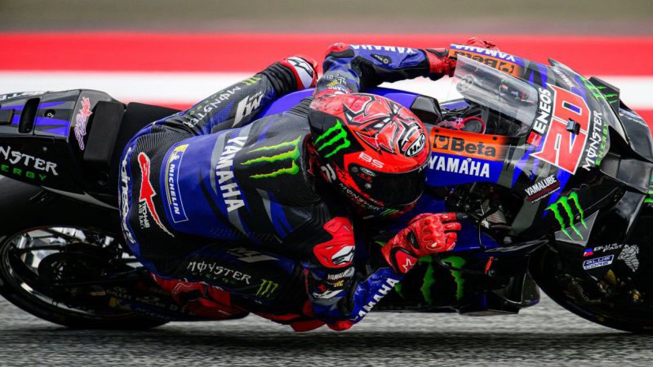 Pembalap Monster Energy Yamaha Fabio Quartararo melaju pada sesi latihan bebas di Sirkuit Red Bull Ring di Spielberg, Austria, pada 18 Agustus 2023, jelang balapan utama MotoGP Austria akhir pekan ini. (ANTARA/AFP/JURE MAKOVEC)