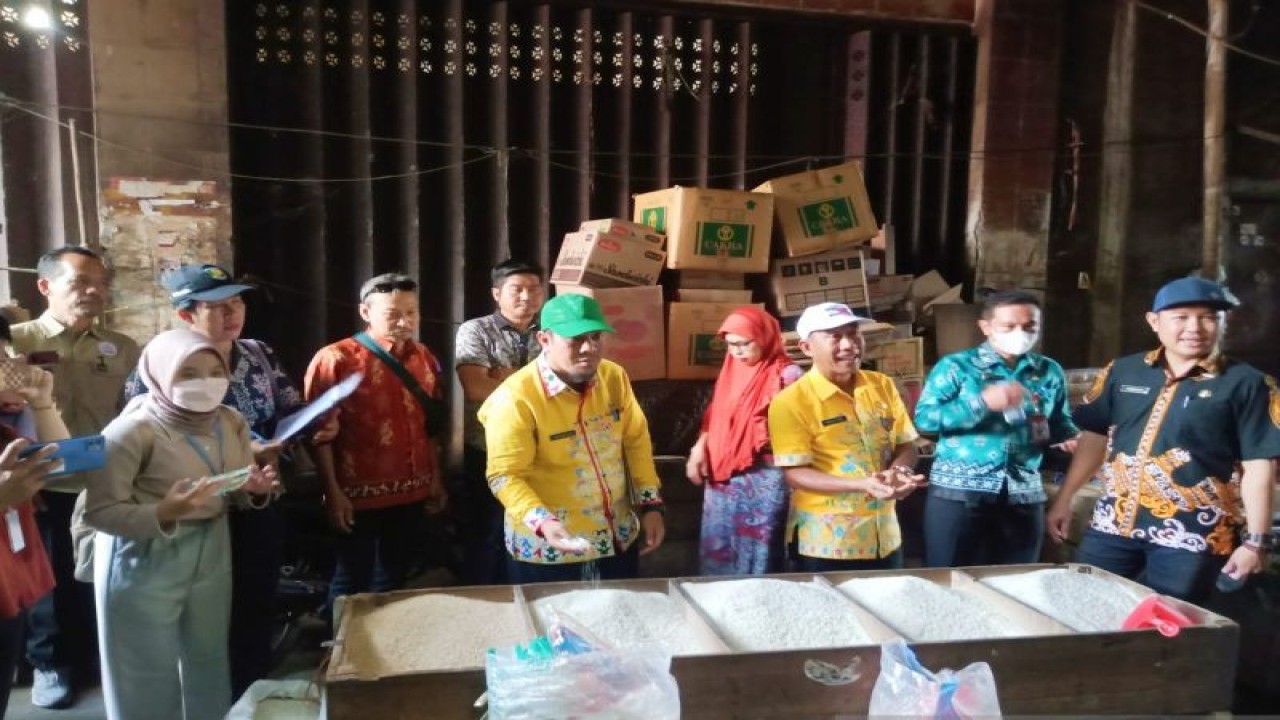 Sebelum mengakhiri perbincangannya, Fajar juga menyebutkan bahwa stok bahan pangan di Pasar Palangka Raya saat ini aman sampai hari keagamaan seperti Natal dan pergantian 2023 ke 2024 mendatang. ANTARA/Adi Wibowo