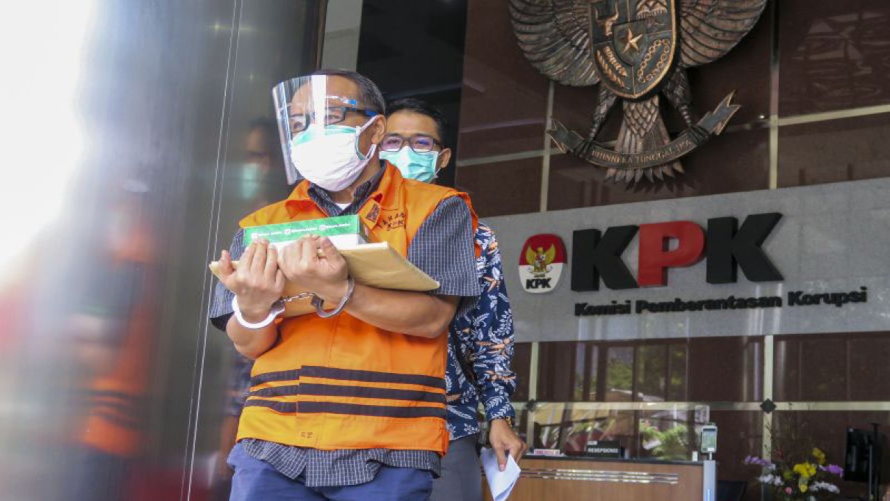 Mantan kepala Proyek dan kepala Bagian Pengendalian Divisi III/Sipil/II PT. Waskita Karya Tbk Fakih Usman (kiri) berjalan meninggalkan ruangan usai menjalani pemeriksaan di gedung KPK, Jakarta, Jumat (23/10/2020). (ANTARA FOTO/M Risyal Hidayat/pras)