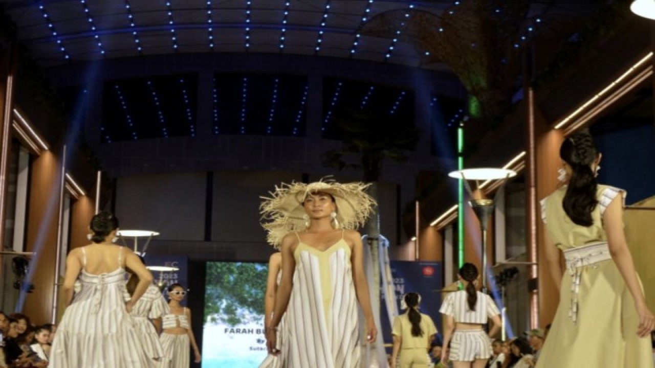 Model busana dari perancang lokal Sutardi saat mengikuti Bali Fashion Trend 2023 di Badung, Sabtu (5/8/2023). ANTARA/Naufal Fikri Yusuf