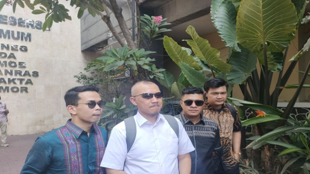Ayah dari Sultan Rif'at Alfatih, Fatih Nurul Huda bersama tim kuasa hukum mendatangi Polda Metro Jaya untuk memenuhi panggilan penyidik, Kamis (24/8/2023). ANTARA/Risky Syukur