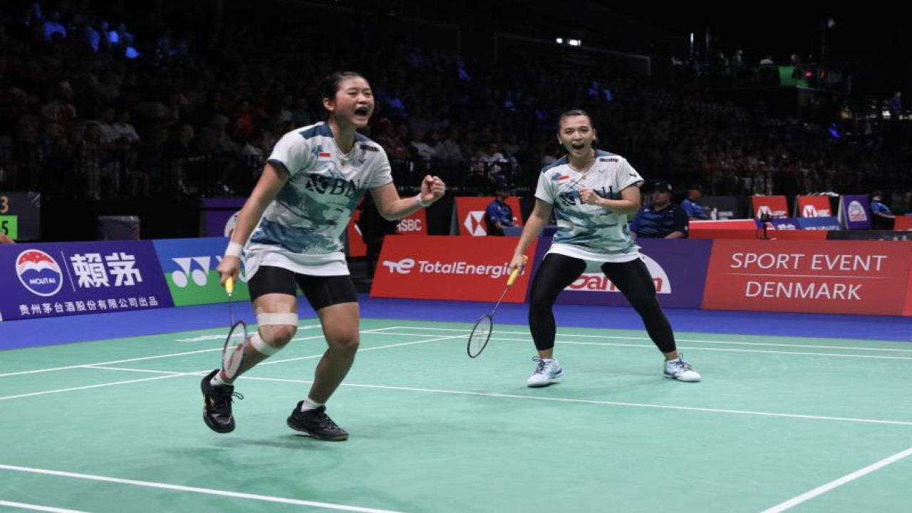 Febriana Dwipuji Kusuma/Amalia Cahaya Pratiwi saat berlaga di babak 32 besar Kejuaraan Dunia Bulu Tangkis 2023 di Denmark, Rabu (23/8/2023). (ANTARA/HO/PBSI)