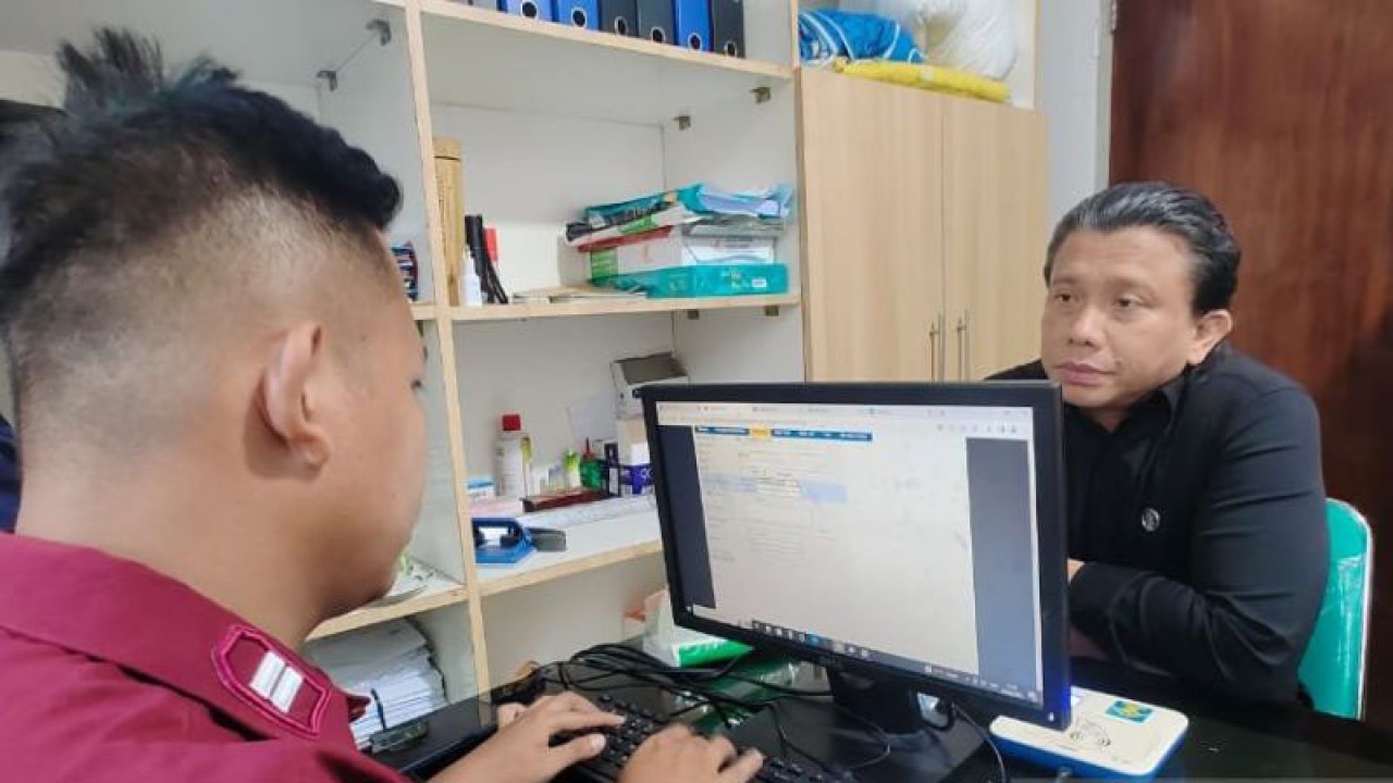 Terpidana kasus pembunuhan berencana Brigadir Nofriansyah Yosua Hutabarat, Ferdy Sambo, melewati proses administrasi penerimaan di Lapas Kelas II Salemba, Jakarta Pusat, Kamis malam (24/8/2023). ANTARA/HO-Humas Ditjen Pas Kemenkumham