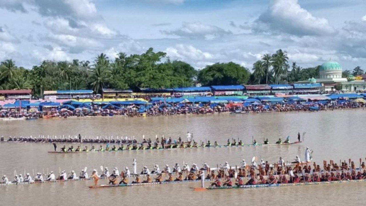 Arsip foto suasana Festival Pacu Jalur di Tepian Narosa, Kabupaten Kuantan Singingi, Riau, Minggu (21/8/22). (ANTARA/Annisa Firdausi)
