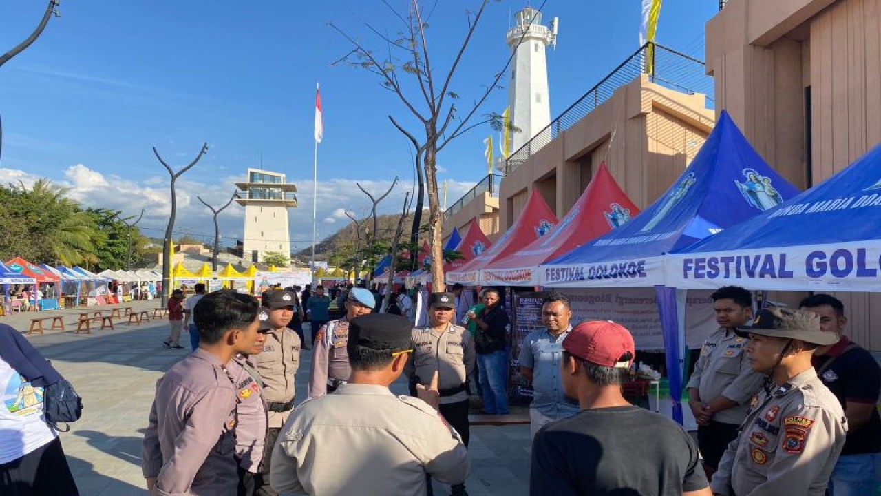 Anggota Polres Manggarai Barat melakukan pengamanan Festival Golo Koe di Waterfront City Labuan Bajo, Nusa Tenggara Timur, Kamis (10/8/2023). (ANTARA/HO-Polres Manggarai Barat)