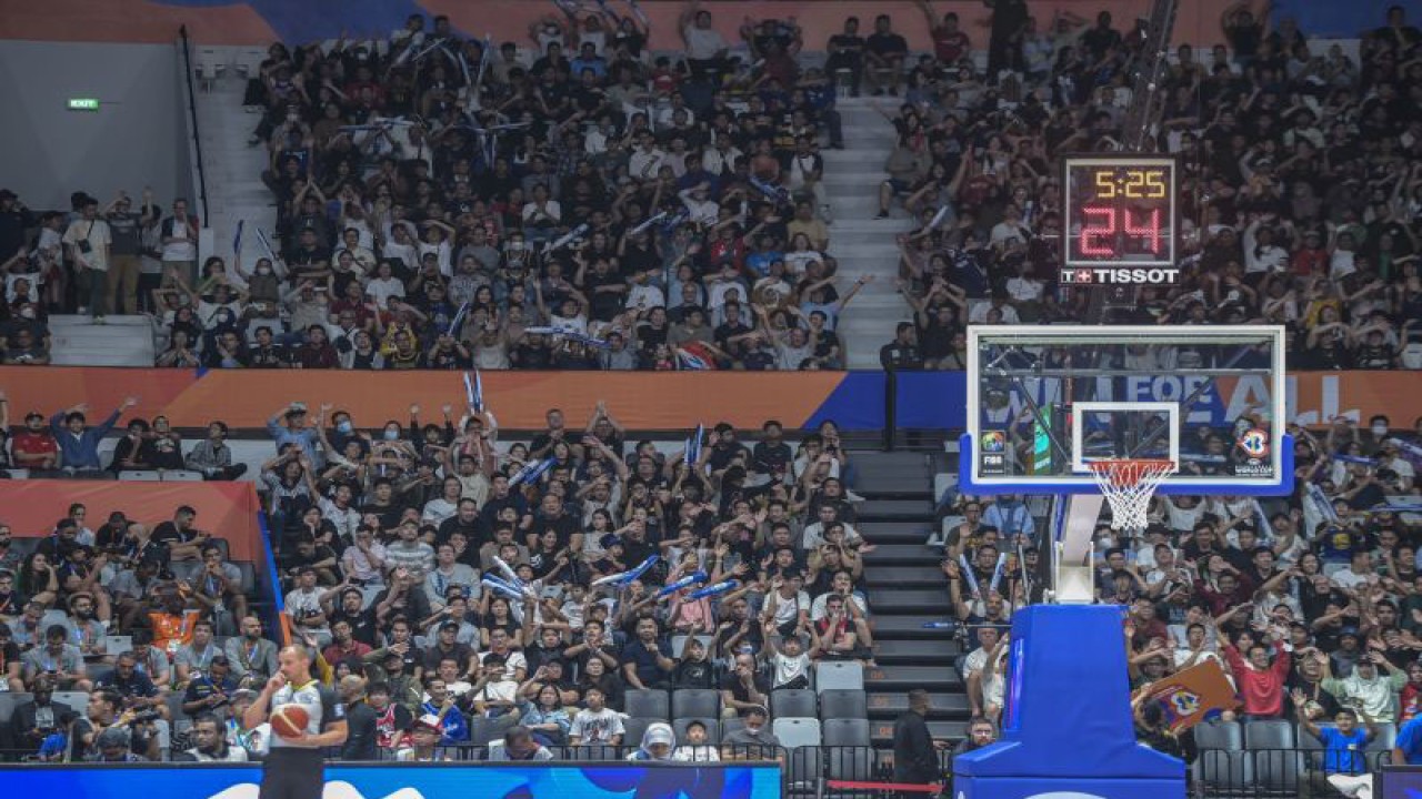 Sejumlah penonton menyaksikan pembukaan FIBA World Cup 2023 di Indonesia Arena, Gelora Bung Karno, Jakarta, Jumat (25/8/2023). Federasi Bola Basket Internasional (FIBA) akan menjual 16.000 tiket pertandingan FIBA World Cup 2023 yang diselenggarakan di Indonesia untuk semua kategori tribun secara online dan offline dengan harga termurah Rp 100.000 dan termahal Rp 2.500.000. ANTARA FOTO/Galih Pradipta/foc. (ANTARA FOTO/GALIH PRADIPTA)