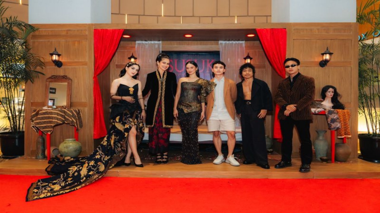 Jajaran pemain film "Susuk: Kutukan Kecantikan". (ANTARA/HO/Dokumentasi Visinema Pictures)