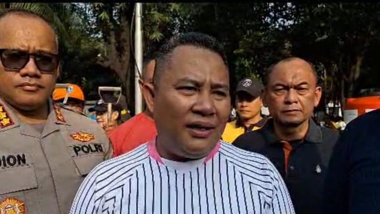 Kepala Kejaksaan Negeri Jakarta Utara Atang Pujiyanto didampingi Kapolres Metro Jakarta Utara Kombes Pol Gidion Arif Setyawan (kiri) dan Asisten Pemerintahan Sekretariat Kota Jakarta Utara Iyan Sofian Hadi (kanan) di kawasan Terminal bus Tanjung Priok, Jakarta Utara, Jumat (4/8/2023). ANTARA/Abdu Faisal