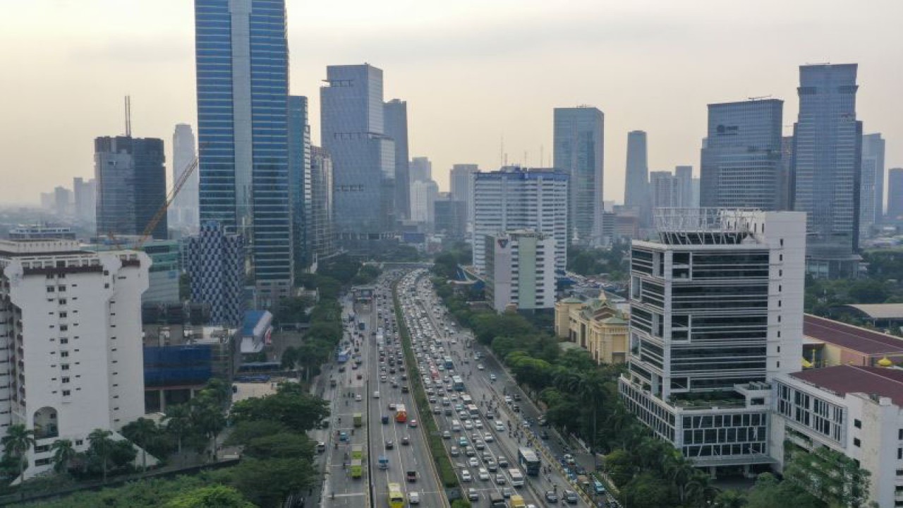 Foto udara sejumlah mobil melintas di Tol Dalam Kota di kawasan Jalan Gatot Subroto, Jakarta, Senin (21/8/2023). ANTARA FOTO/M Risyal Hidayat/nym.