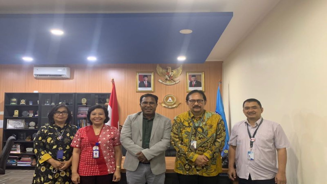 Foto bersama setelah penandatanganan kerja sama (ANTARA/HO- Dokumen pribadi Universitas Internasional Papua)