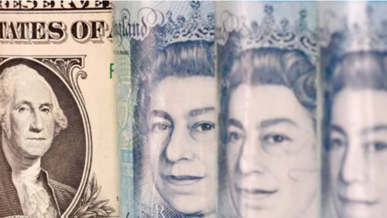 Foto Dokumen: Uang kertas pound dan dolar AS terlihat dalam ilustrasi yang diambil 6 Januari 2020. ANTARA/REUTERS/Dado Ruvic/Ilustrasi.