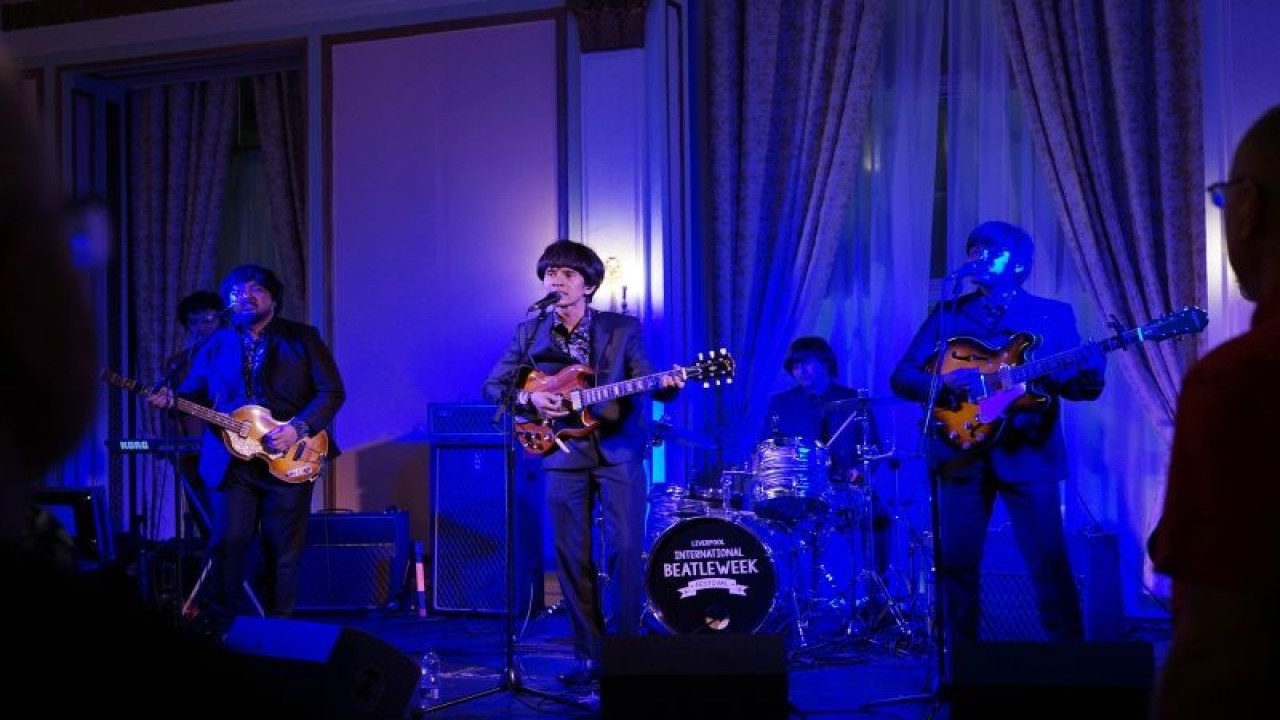 Unit musik tribute The Beatles, G-Pluck, mengusung semangat nasionalisme dengan cara mengenakan kemeja bermotif batik berpadu jas hitam kala tampil pada perhelatan hari keempat Liverpool International Beatleweek Festival 2023, Minggu (27/8) (ANTARA/Ahmad Faishal)