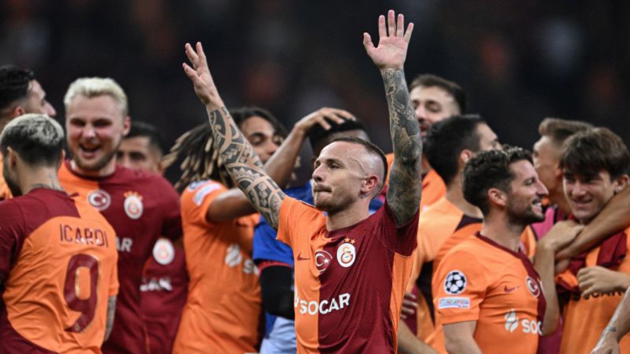 Pemain Galatasaray Angelino menyapa para penggemar setelah memainkan pertandingan leg kedua play off Liga Champions melawan Molde yang dimainkan di Rams Park, Istanbul, Selasa (29/8/2023). (ANTARA/Reuters/Anadolu Agency/Elif Ozturk Ozgoncu).