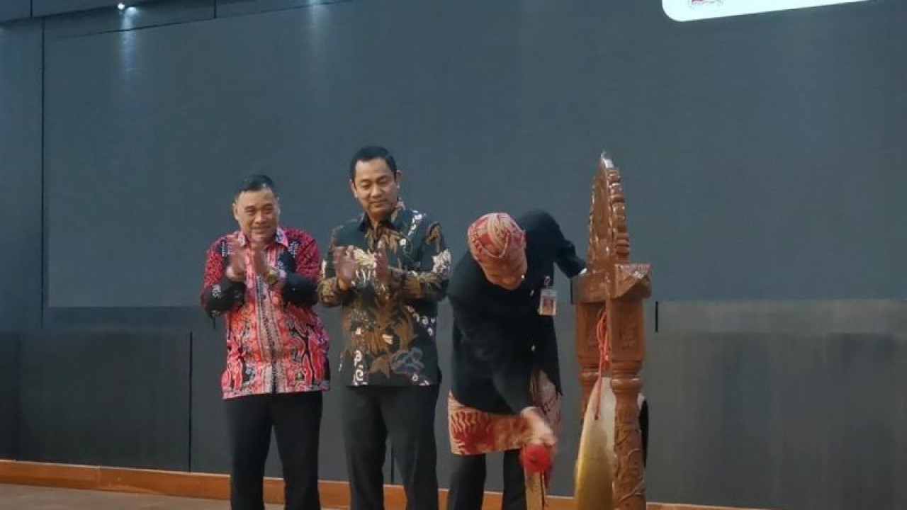 Gubernur Jateng Ganjar Pranowo memukul gong pada Peluncuran Konsolidasi Pengadaan Bahan Pakaian Dinas Harian (khaki) dan Seragam Sekolah PDN untuk Katalog Elektronik Lokal Provinsi Jawa Tengah dan Penyerahan Blangkon Jateng Award di Balai Tawangarum, Kompleks Balai Kota Surakarta, Jawa Tengah, Kamis (24/8/2023). ANTARA/HO-