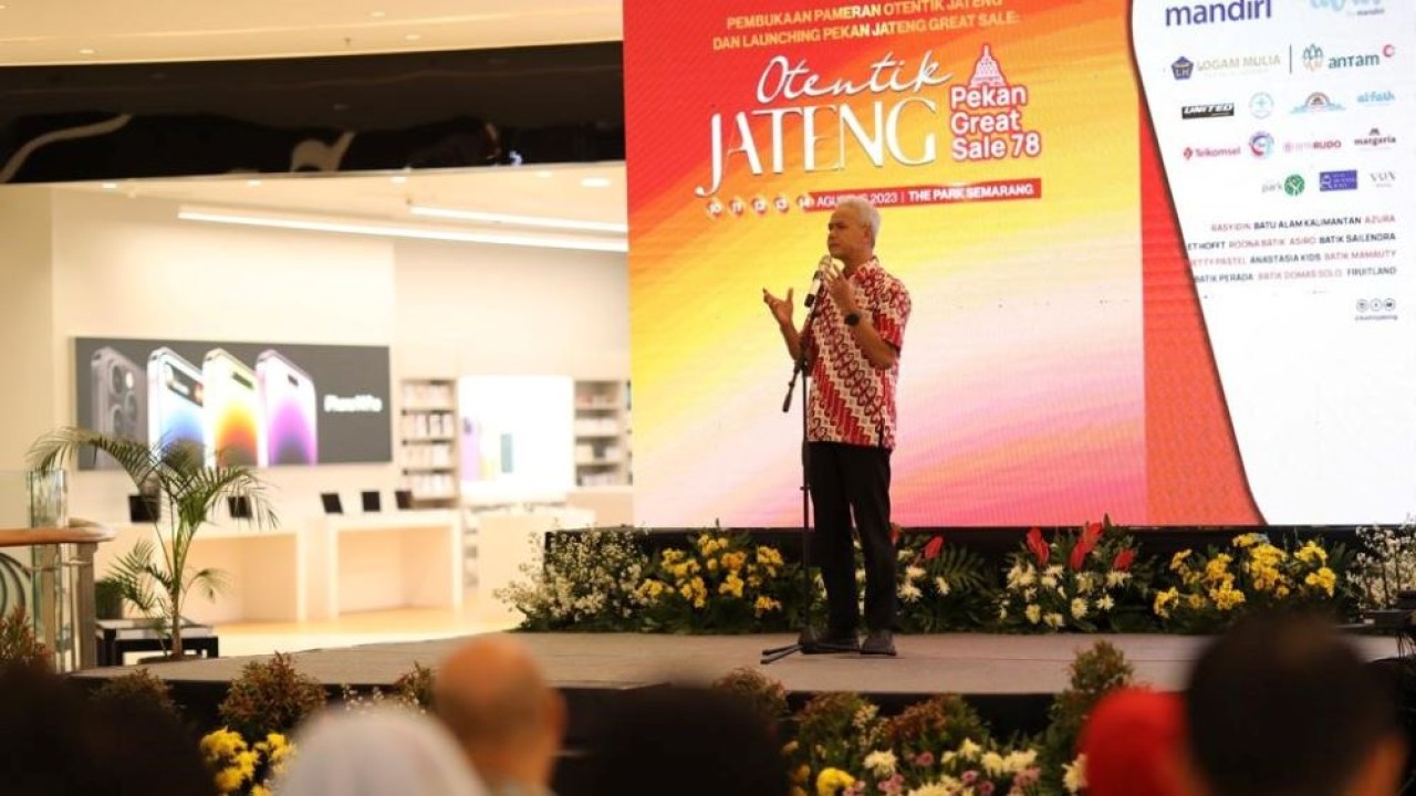 Gubernur Jawa Tengah (Jateng) Ganjar Pranowo membuka Jateng Great Sale 78, di The Park Mall Semarang, Jumat (11/8/2023). (Istimewa/Humas Jateng)