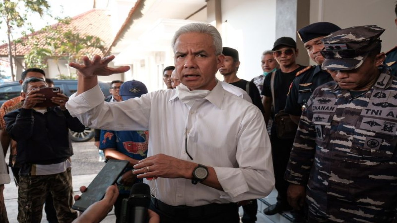 Gubernur Jawa Tengah yang juga bakal calon presiden PDI Perjuangan Ganjar Pranowo meninjau lokasi kebakaran puluhan kapal di Pelabuhan Jongor, Kota Tegal, Rabu (16/8/2023). ANTARA/HO-Humas Pemprov Jateng