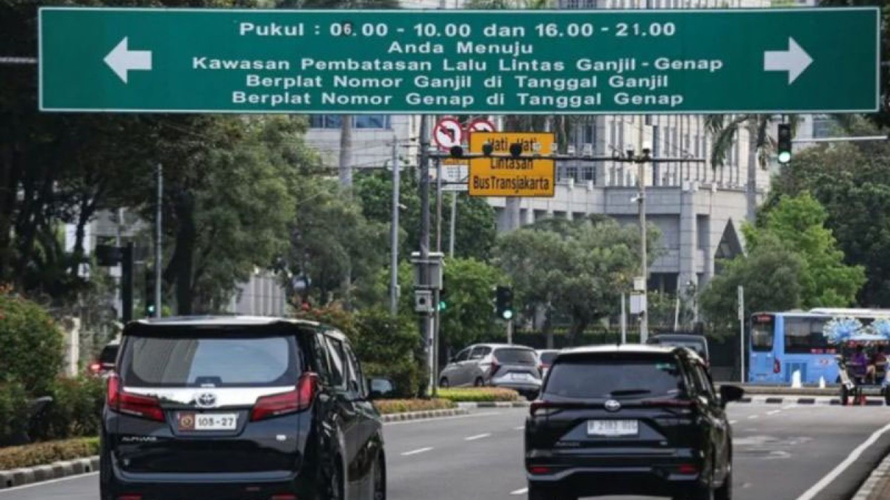 Arsip sejumlah kendaraan melintas di bawah papan peraturan ganjil genap di Jalan Merdeka Selatan, Jakarta, Senin (24/4/2023). ANTARA FOTO/Fauzan/aww/aa