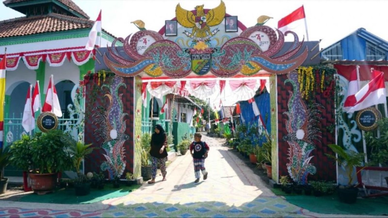 Salah satu gapura di Kota Pekalongan yang disiapkan dalam lomba menghias gapura (seketeng) dalam menyambut HUT RI yang diselenggarakan oleh Pemerintah Kota Pekalongan. (ANTARA/HO-Humas Kota Pekalongan)