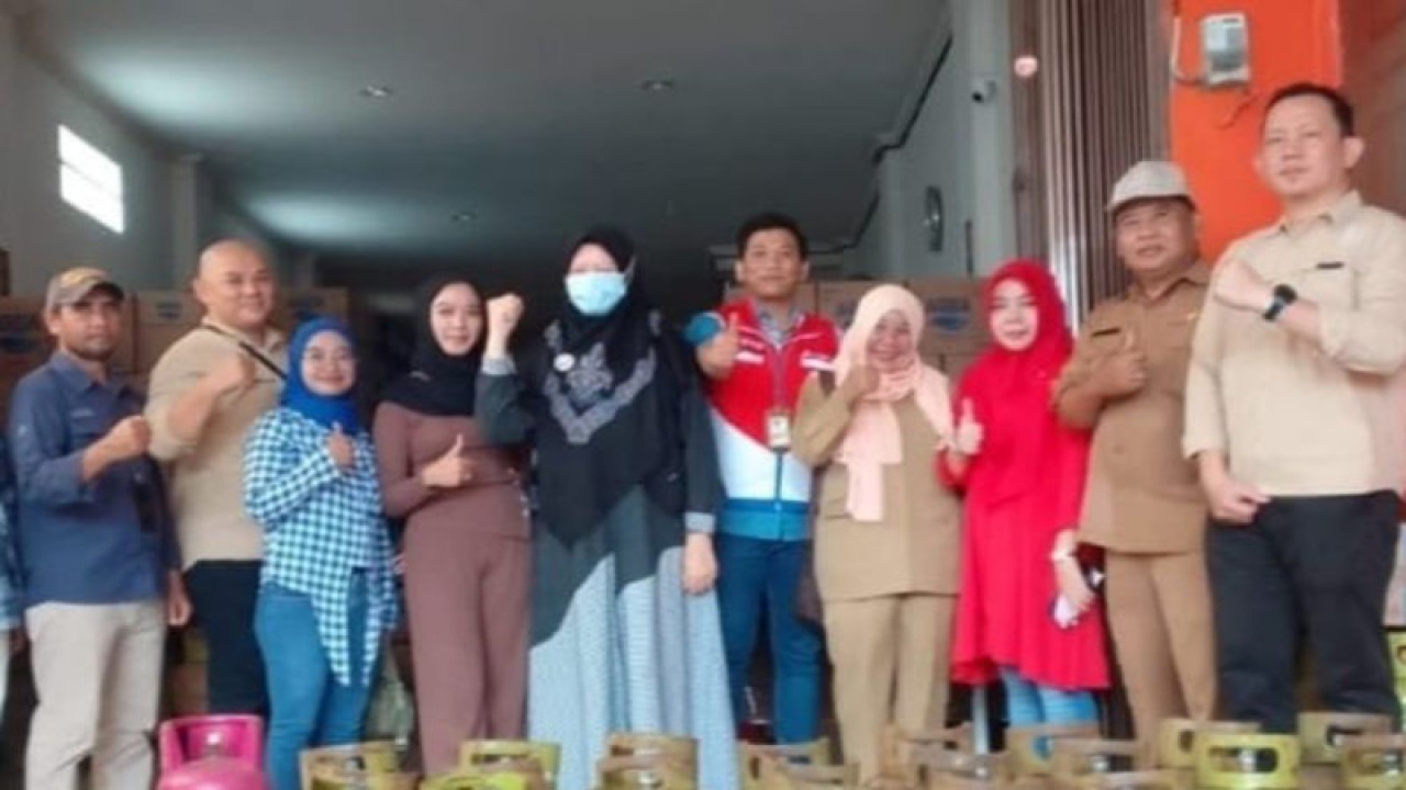 Disperindag Babel bersama Pertamina Belitung dan Pemkab Belitung melakukan pemantauan ketersediaan gas elpiji tiga kilogram di tingkat agen di Tanjungpandan, Kabupaten Belitung, pada Selasa (1/8/2023). ANTARA/HO-Humas Disperindag Provinsi Babel