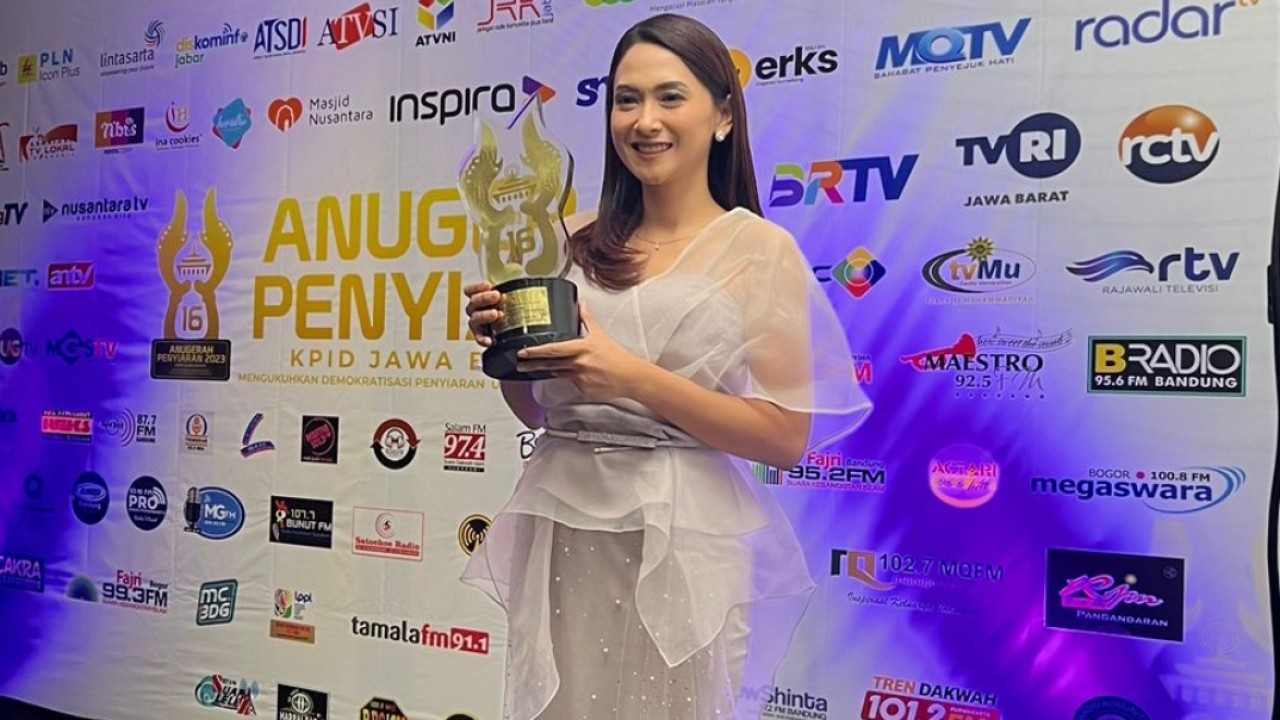 Gati Kamka Presenter Nusantara TV sabet Penghargaan Anugerah Penyiaran KPID Jawa Barat 2023/NTV
