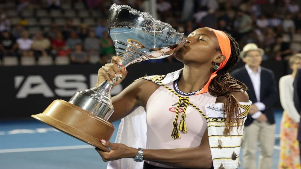 Petenis Amerika Serikat Coco Gauff mengangkat trofi menyusul kemenangan atas petenis Spanyol Rebeka Masarova di ASB Classic Tennis Tournament di Auckland. (8/1/2023) (AFP/DAVID ROWLAND)