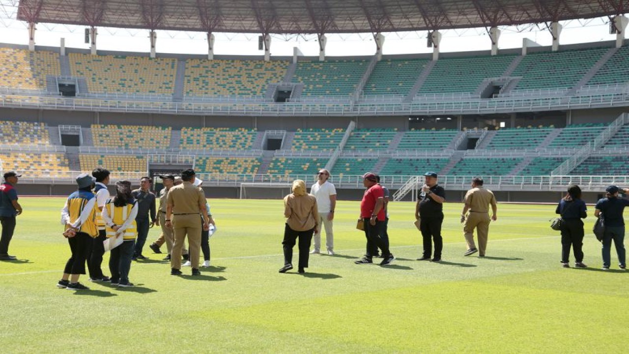 FIFA didampingi PSSI dan Pemkot Surabaya meninjau kesiapan Stadion GBT sebagai salah satu lokasi menggelar pertandingan Piala Dunia U-17, Senin (31/7/2023). (ANTARA/HO-Diskominfo Kota Surabaya)