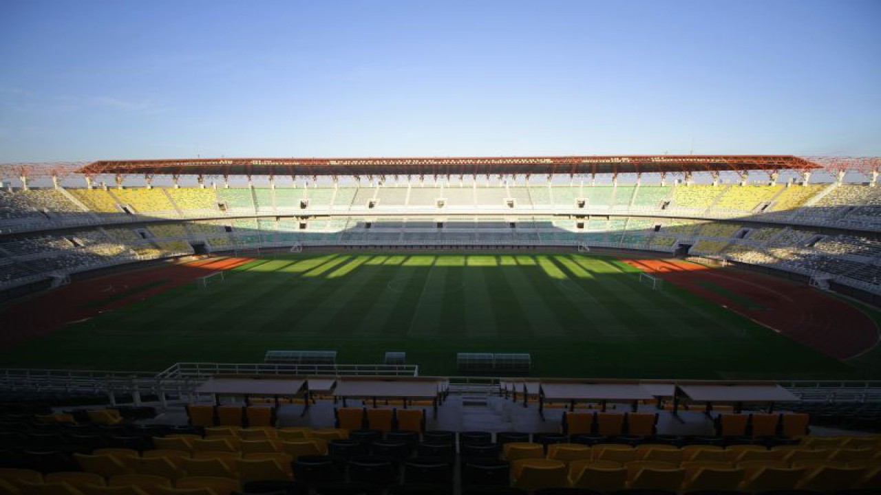 Suasana di dalam Stadion Gelora Bung Tomo (GBT). Surabaya, Jawa Timur, Senin (31/7/2023). Stadion GBT merupakan salah satu stadion yang ditinjau oleh Federasi Sepak Bola Internasional (FIFA) untuk penyelenggaraan Piala Dunia U-17 2023. ANTARA FOTO/Moch Asim/rwa.