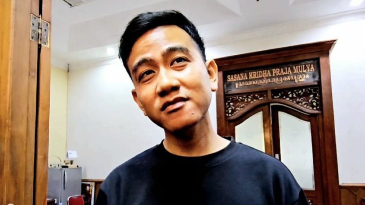 Wali Kota Surakarta Gibran Rakabuming Raka memberikan keterangan kepada wartawan di Solo, Jumat (18/8/2023). ANTARA/Aris Wasita