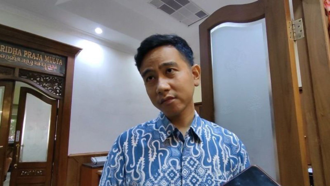 Wali Kota Surakarta Gibran Rakabuming Raka memberikan keterangan kepada wartawan di Solo, Jawa Tengah, Senin (21/8/2023). ANTARA/Aris Wasita