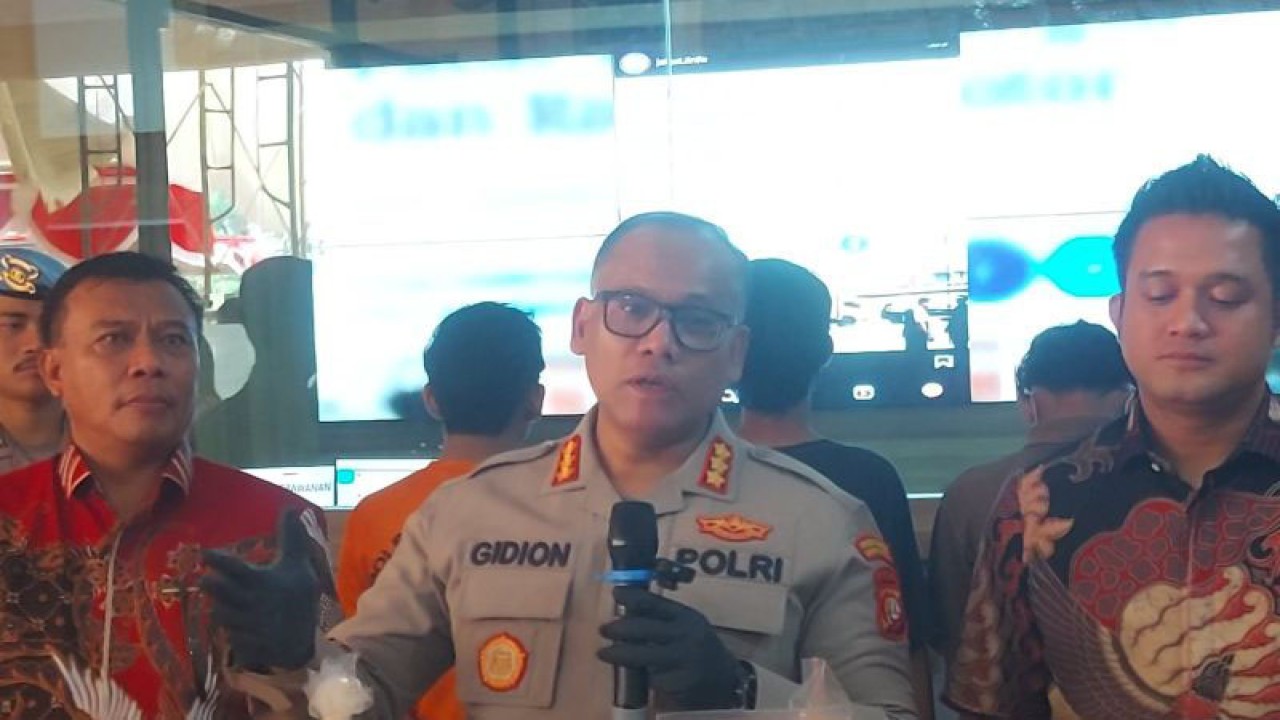 Kepala Kepolisian Resor (Kapolres) Metro Jakarta Utara Kombes Pol Gidion Arif Setyawan (tengah) bersama Kepala Satuan Reserse Kriminal (Kasatreskrim) Polres Metro Jakarta Utara AKBP Iver Son Manossoh (kiri) melakukan pengungkapan kasus pencurian dengan kekerasan di wilayah Tanjung Priok, Jakarta Utara, Jumat (11/8/2023). ANTARA/Abdu Faisal