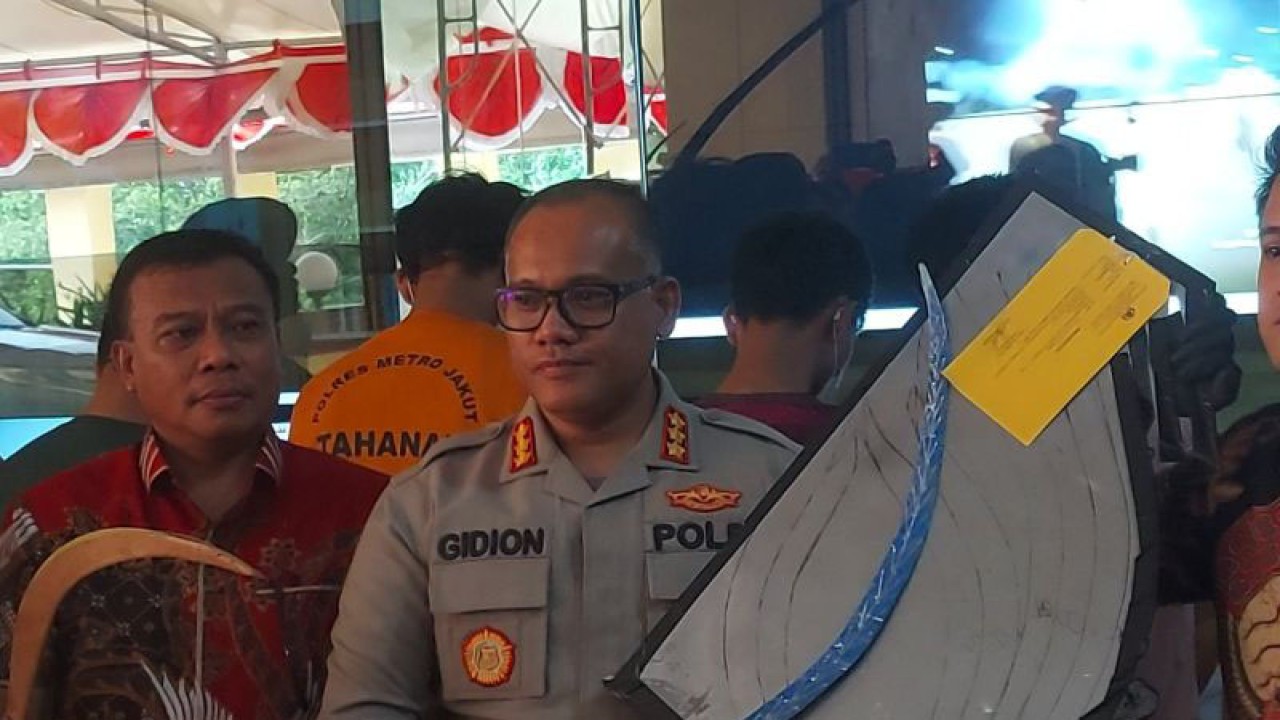 Kapolres Metro Jakarta Utara Kombes Pol Gidion Arif Setiawan menunjukkan celurit yang dibuat anak berusia 17 tahun AMP di kawasan Sunter Agung, Tanjung Priok, Jakarta Utara, Jumat (11/8/2023). ANTARA/Abdu Faisal