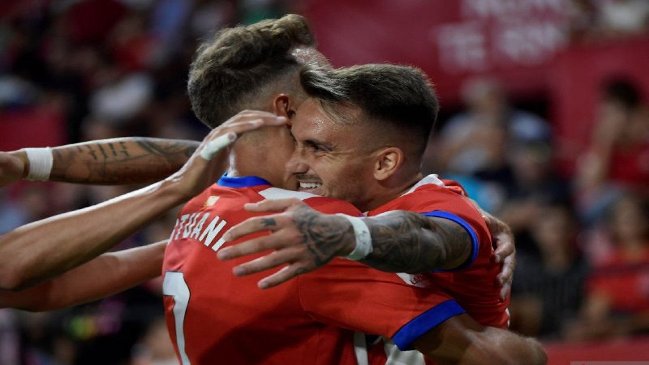 Gelandang Girona Aleix Garcia (kanan) merayakan gol yang dicetaknya ke gawang Sevilla, pada pertandingan Liga Spanyol yang dimainkan di Stadion Ramon Sanchez Pizjuan, Sabtu (26/8/2023). (ANTARA/AFP/CRISTINA QUICLER)