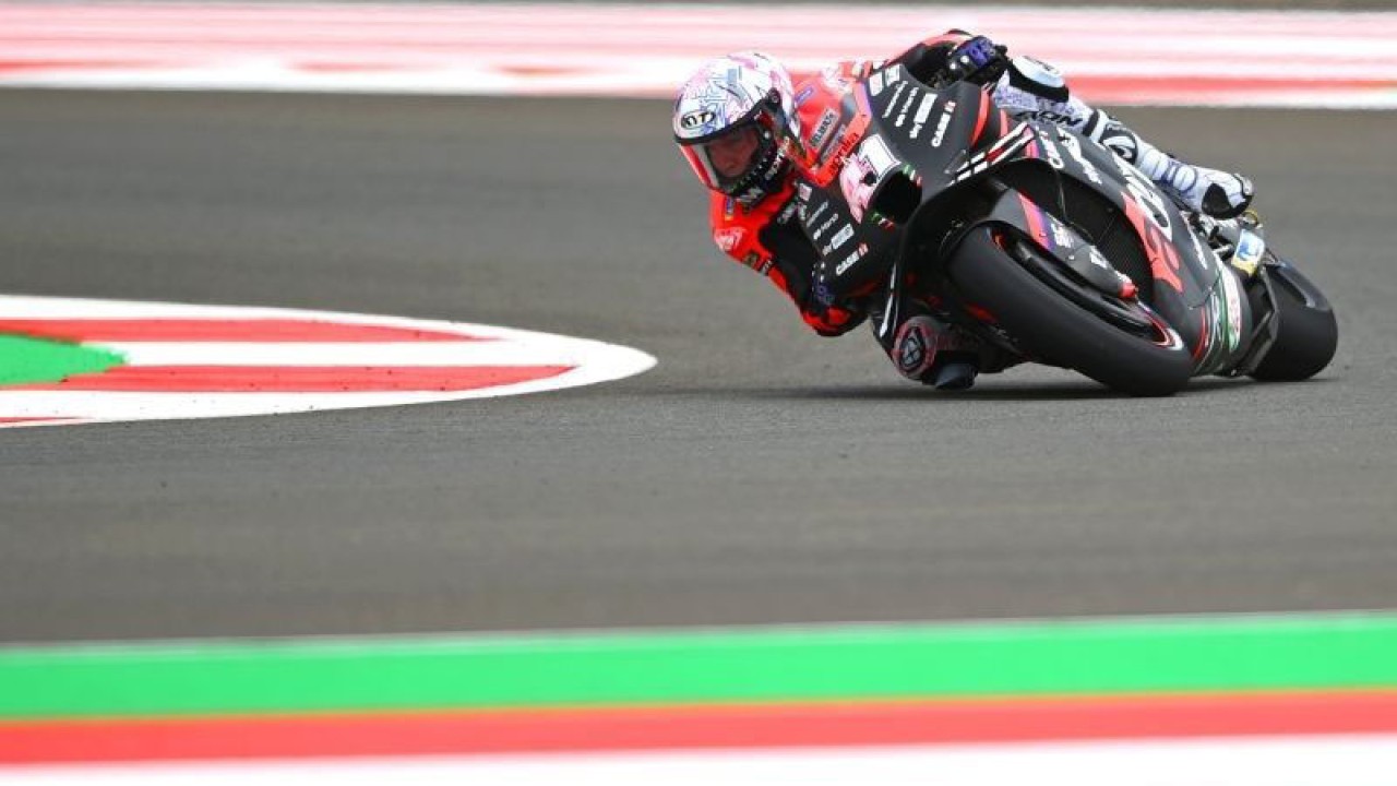 Arsip - Pembalap Aprilia Racing Aleix Espargaro memacu sepeda motornya saat sesi latihan bebas 1 MotoGP seri Pertamina Grand Prix of Indonesia 2022 di Pertamina Mandalika International Street Circuit, Lombok Tengah, NTB, Jumat (18/3/2022). (ANTARA FOTO/Andika Wahyu/rwa.)
