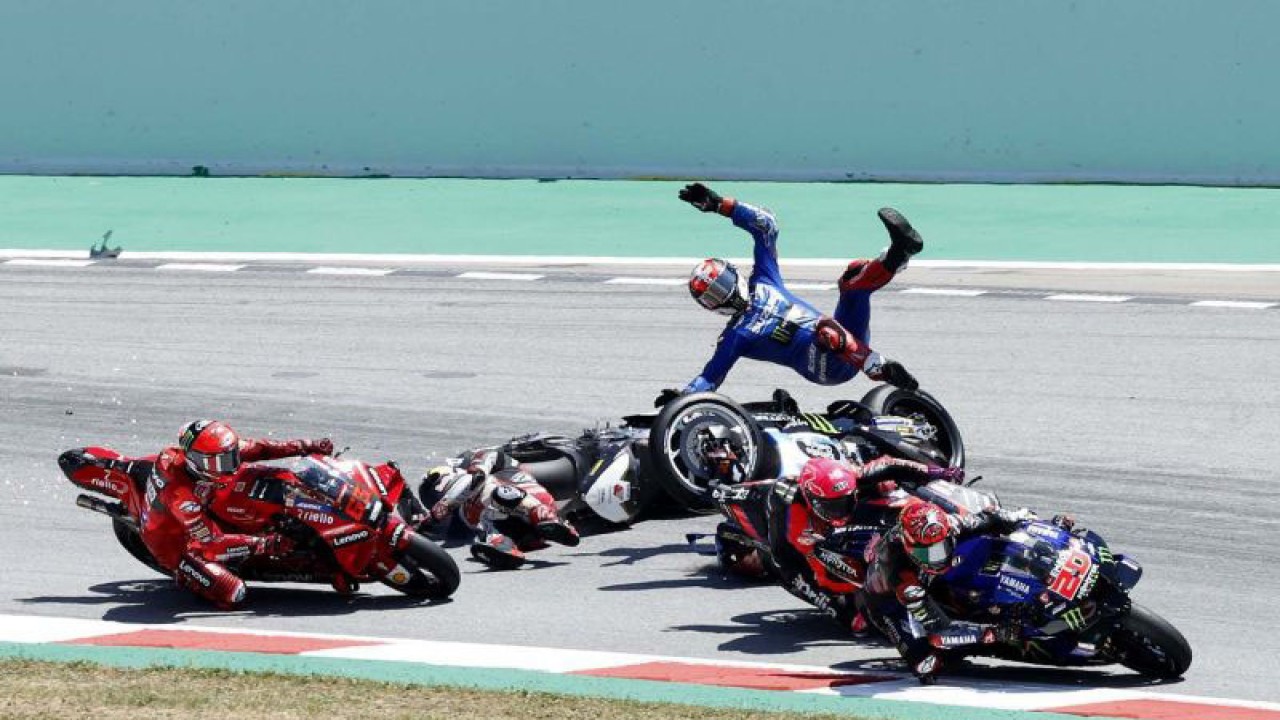 Pembalap Monster Energy Yamaha Fabio Quartararo melaju terdepan sementara pembalap Suzuki Ecstar Alex Rins terpelanting di udara saat balapan MotoGP Catalunya Grand Prix di Circuit de Barcelona-Catalunya,  Barcelona, Spanyol (5/6/2022). Fabio Quartararo ​​​​​​​berhasil menjadi juara pertama diikuti duo pembalap Pramac Racing Jorge Martin dan Johann Zarco. ANTARA FOTO/REUTERS/Albert Gea/aww.