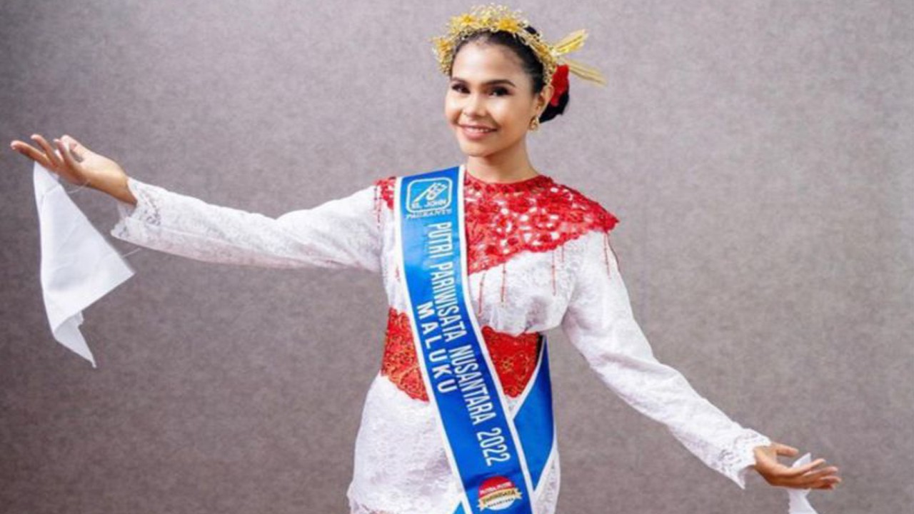 Perwakilan Maluku untuk Miss Universe Indonesia 2023, Grace Bersyeba memperagakan tarian adat Maluku, Tari Lenso (Antara/HO-Grace)