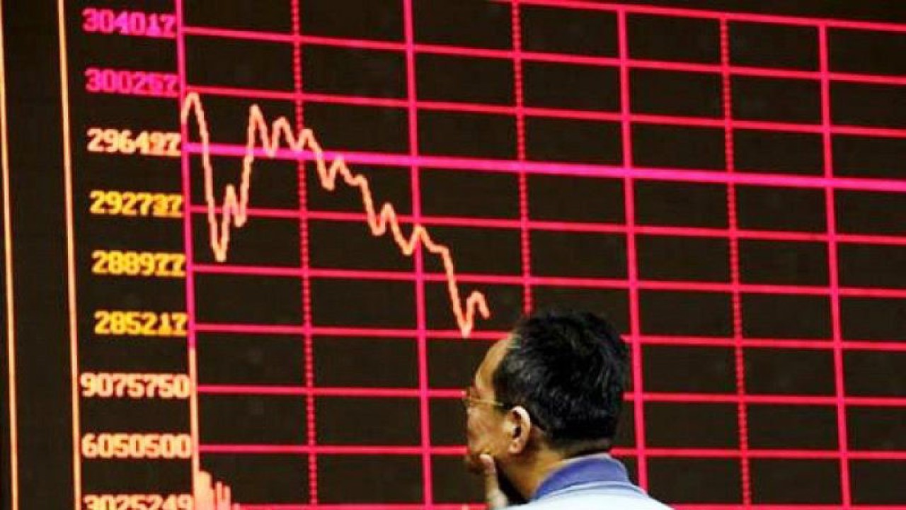 Ilustrasi - Seorang warga mengamati grafik pada layar informasi perdagangan saham di Shanghai Stock Exchange. ANTARA/REUTERS/Jason Lee/aa.