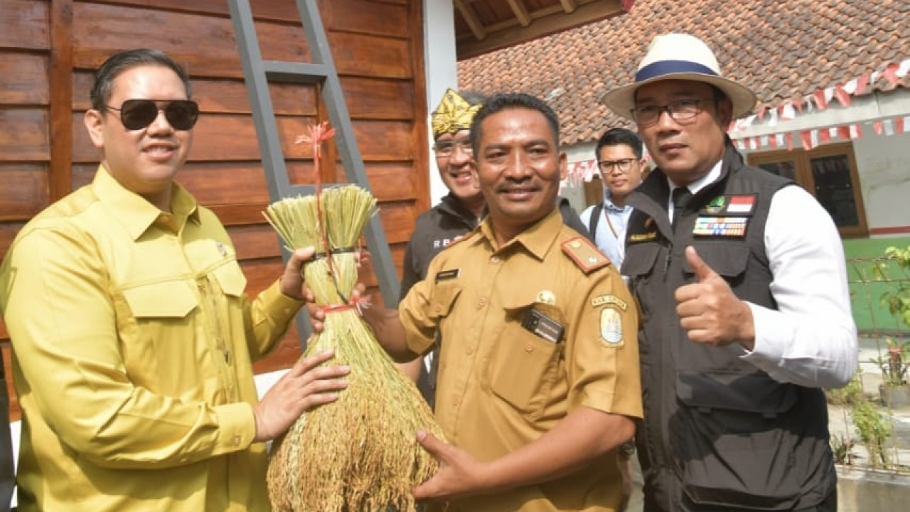 Gubernur Jabar Ridwan Kamil ujung sebelah kanan pakai topi.