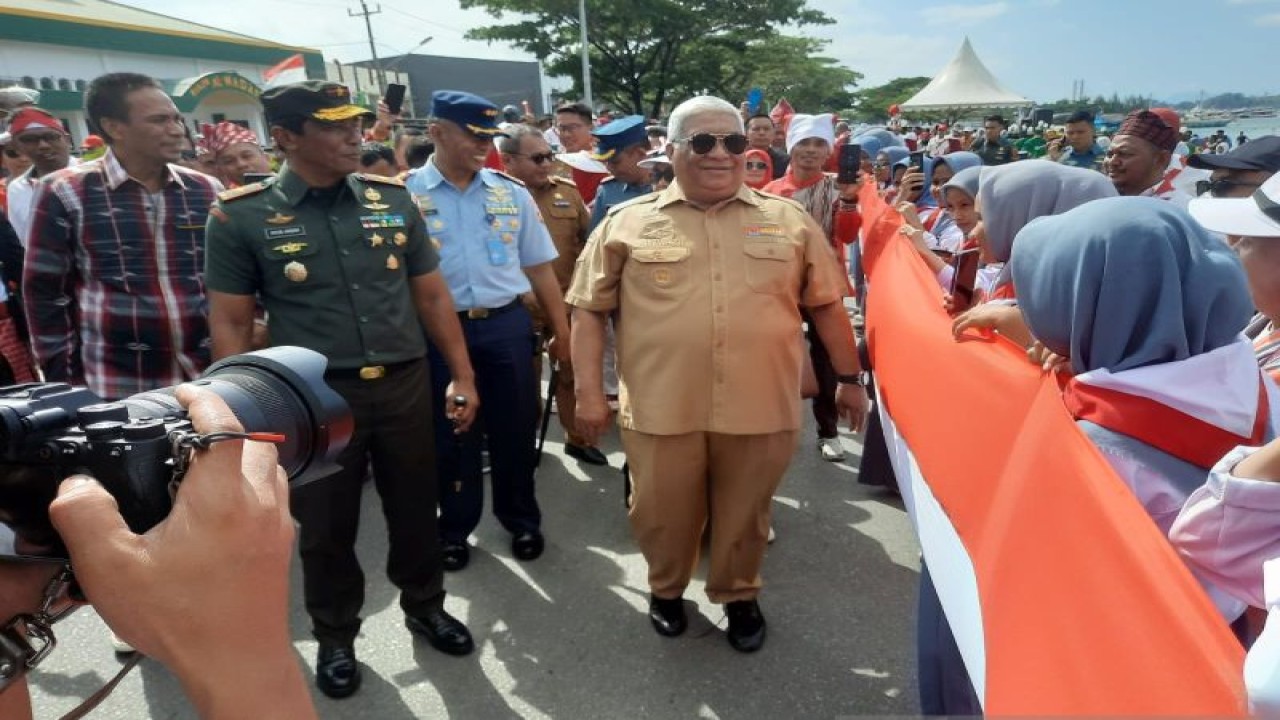 Gubernur Sultra H.Ali Mazi bersama Kadis Dikbud Sultra H.Yusmin, Danrem 143-Haluoleo Brigjen TNI Ayub Akbar, Kabinda Brigjen TNI Raden Toto Oktaviana, Danlanal Kendari Kolonel Abdul Kadir Mulku Zahari, Danlanud Kolonel Penb.Antonius Adi Nur saat kegiatan Parade Merah Putih 17 Kilometer di kendari, Selasa.   (Foto ANTARA/Azis Senong)