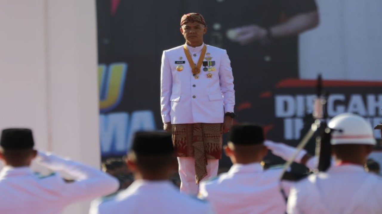 Gubernur Jawa Tengah Ganjar Pranowo menjadi inspektur upacara pada Peringatan HUT Ke-78 Republik Indonesia di Semarang, Kamis (17/8/2023). (ANTARA/HO-Humas Pemprov Jateng)
