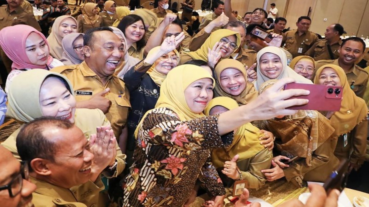 Gubernur Jawa Timur Khofifah Indar Parawansa (tengah) berfoto bersama para Aparatur Sipil Negara (ASN) pada lingkungan Badan Koordinasi Wilayah Pemerintahan dan Pembangunan (Bakorwil) di Kota Malang, Jawa Timur. (ANTARA/HO-Biro Adpim Jatim)