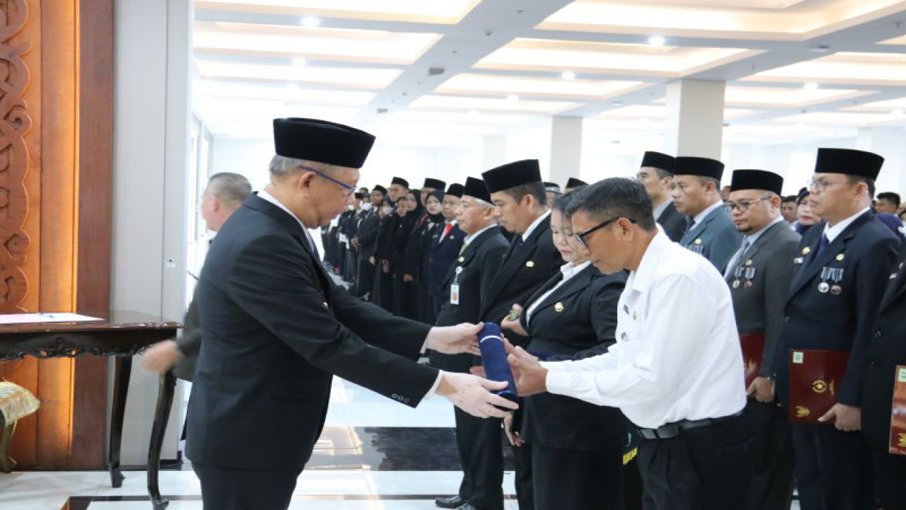 Gubernur Kalimantan Barat Sutarmidji, mengambil sumpah/janji dan Pelantikan Bagi PNS dan PPPK Dalam Jabatan Fungsional Serta Pengucapan Ikrar Netralitas ASN pada Pemilu 2024 mendatang. di Lingkungan Pemerintah Provinsi Kalimantan Barat bertempat di Aula Garuda Kantor Gubernur Kalbar, Selasa. (Rendra Oxtora)