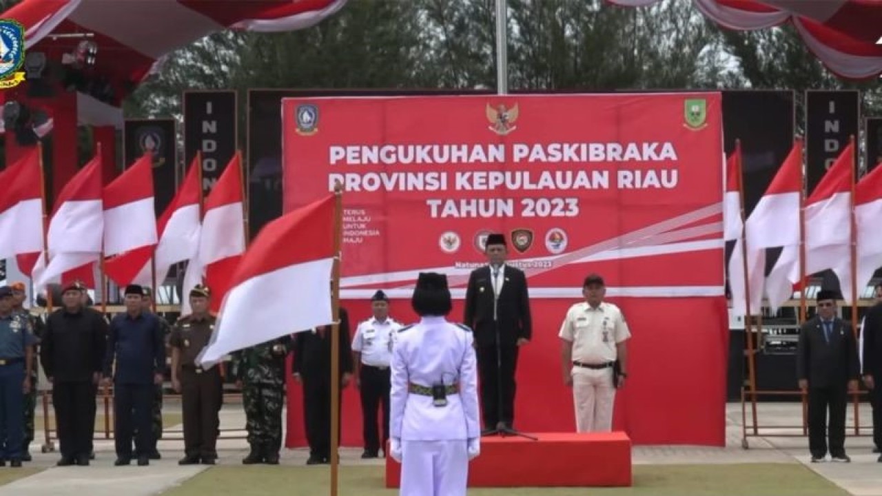 Gubernur Kepri Ansar Ahmad, mengukuhkan anggota pasukan pengibar bendera pusaka (Paskibraka) tingkat provinsi tahun 2023 untuk HUT ke-78 RI di Pantai Piwang, Kabupaten Natuna, Rabu (16/8/2023). (Ogen/foto hasil tangkapan layar youtobe Diskominfo Provinsi Kepri)