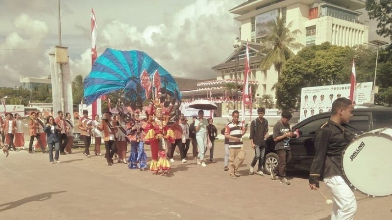 Puluhan paguyuban yang tergabung dalam Forum Pembauran Kebangsaan dan Etnis Lokal merayakan HUT Provinsi Maluku ke-78 dengan mengikuti karnaval budaya. (18/8) (ANTARA/daniel/)