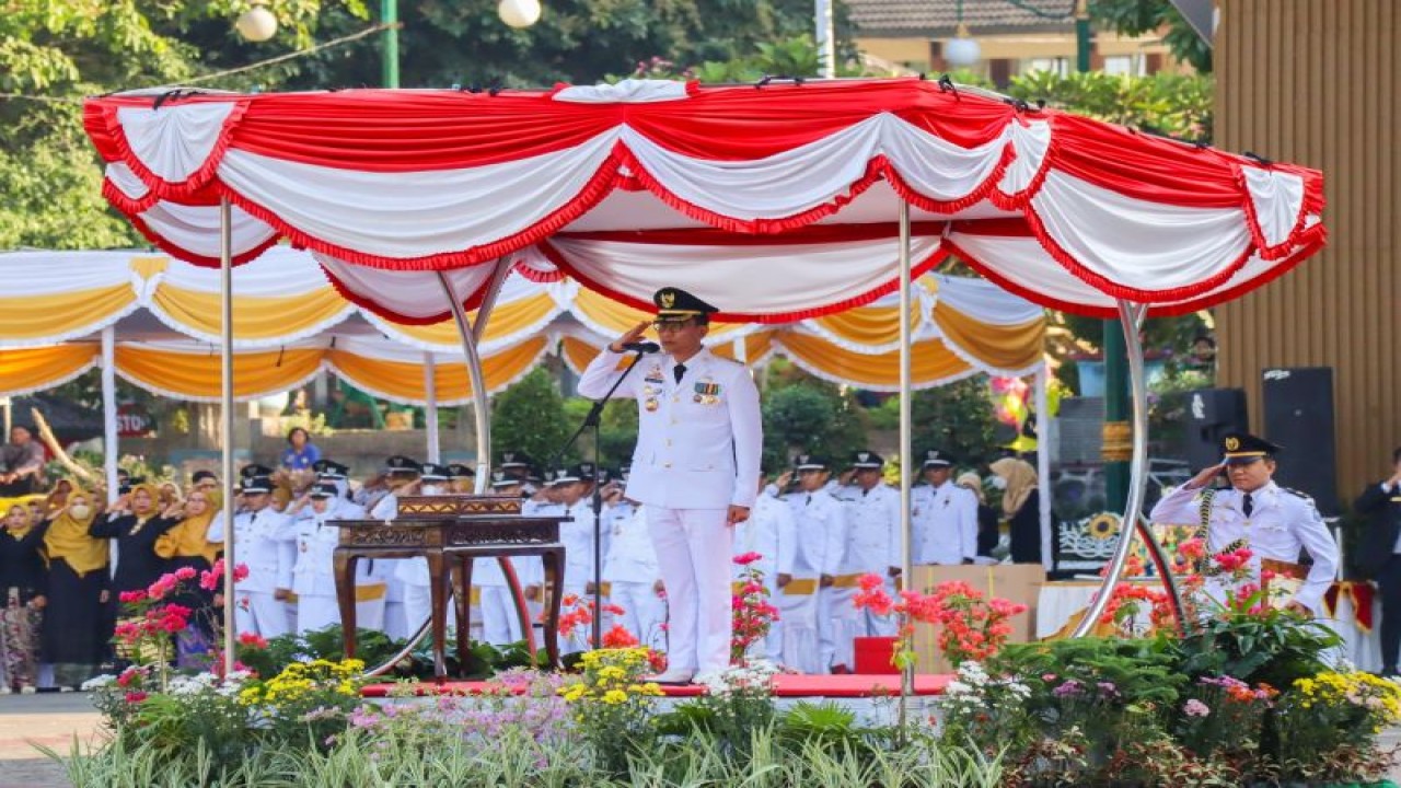 Wali Kota Mataram H Mohan Roliskana saat memimpin upacara peringatan Hari Ulang Tahun (HUT) ke-30 Kota Mataram di Lapangan Sangkareang, Provinsi Nusa Tenggara Barat, Kamis (31/8-2023). (ANTARA/HO-Kominfo Mataram)