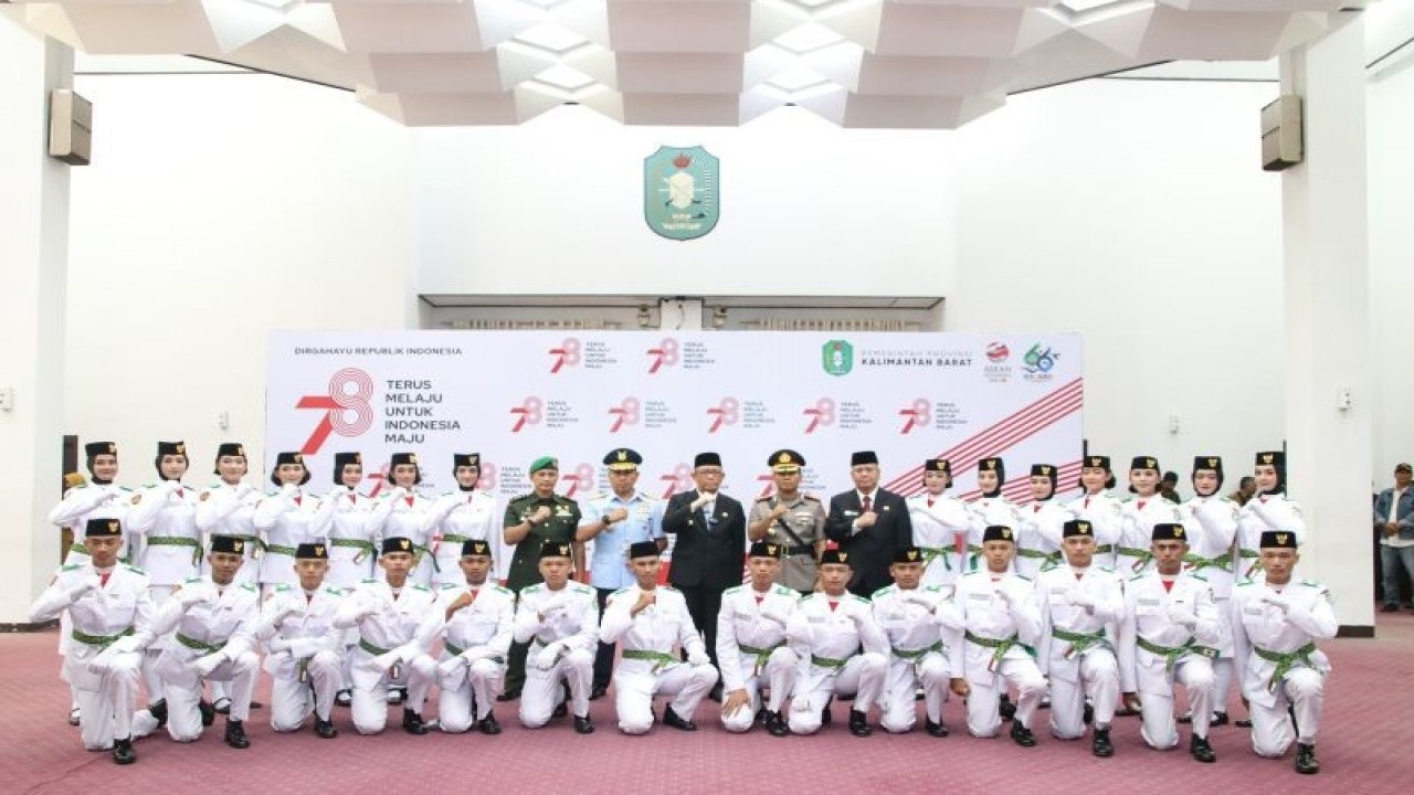 Gubernur Kalbar Sutarmidji mengukuhkan 28 anggota Paskibraka yang akan bertugas mengibarkan bendera merah putih pada peringatan 17 Agustus 2023 besok. (Rendra Oxtora)
