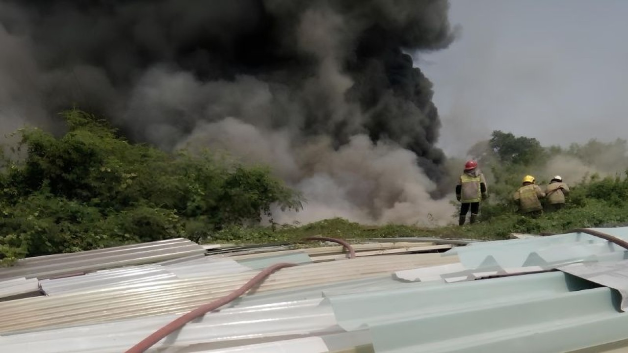 Petugas dari Damkar Kabupaten Tangerang, Provinsi Banten, saat melakukan proses pemadaman api yang membakar gudang limbah fiber plastik di Sepatan, Senin (14/8/2023). (FOTO ANTARA/HO-BPBD Kabupaten Tangerang)